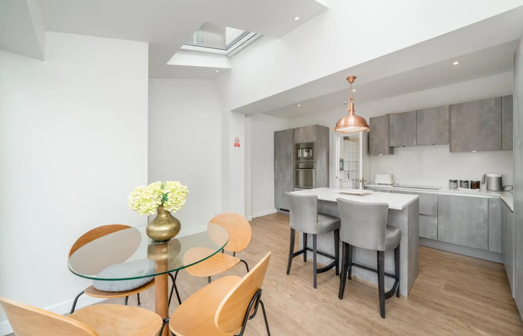 Urban Escape - Spacious 3-Bedroom Home Close To Canary Wharf Londyn